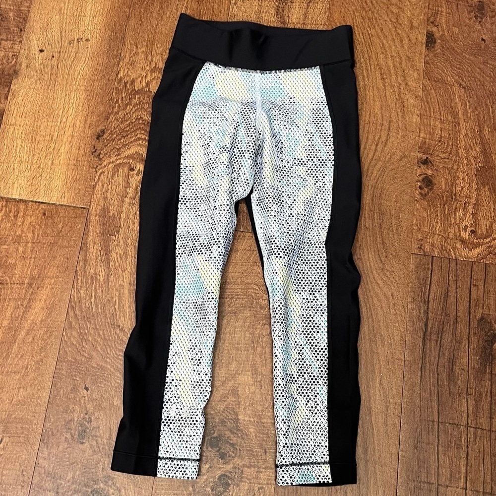 Womens under Armour compression cropped leggings extra small XS black polka dot